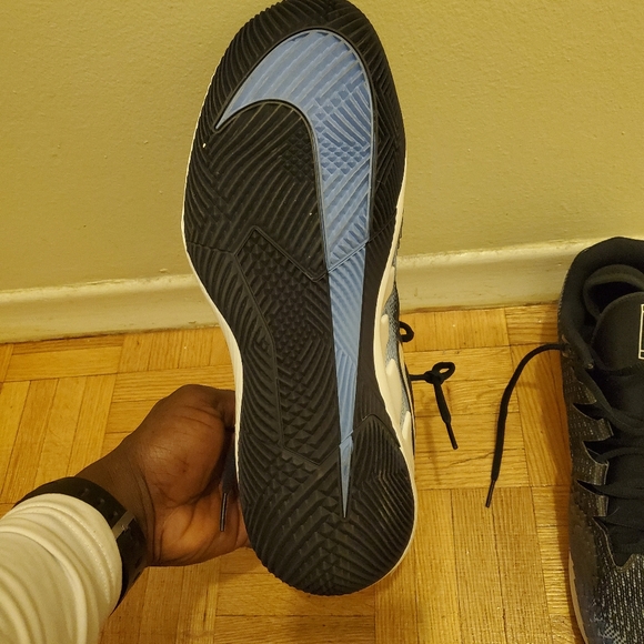 Nike - Picture 3 of 5